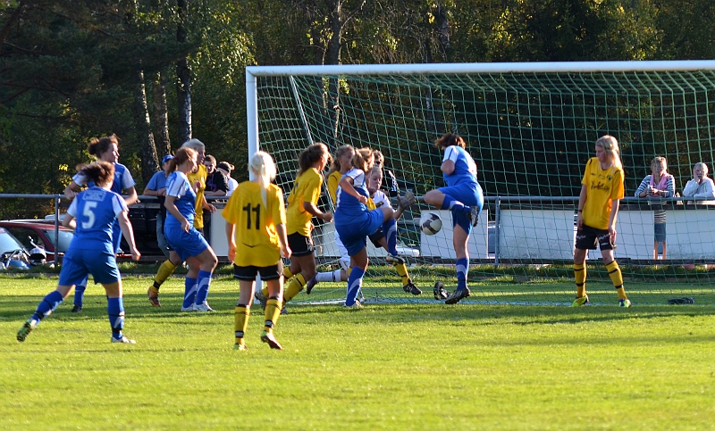 2011_1001_48.JPG - . . . . Götlunda får ett bra läge för att göra mål . . . .