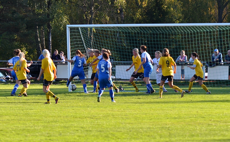 2011_1001_50.JPG - . . . . bollen studsar ut ännu en gång till Götlundaspelare . . . .