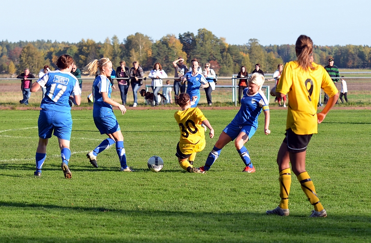 2011_1001_55.JPG - Ida Asp omgiven av Götlundaspelare