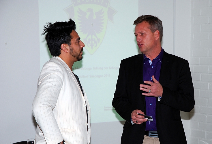 2011_1112_01.JPG - Stefan och Victor förbereder sig inför avslutningen