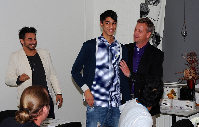 2011_1112_04.JPG - Sen följde prisutdelning, först ut var Jaser Al-Mosawy som fick pris för årets nykomling