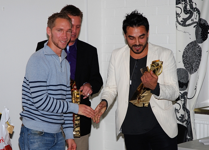 2011_1112_17.JPG - Spelartruppen avtackade tränarna med varsin present