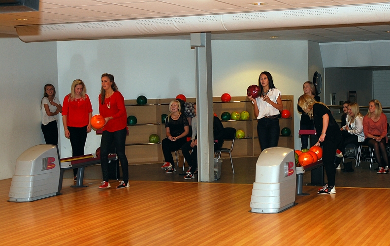 2011_1112_07.JPG - Damernas Bowling