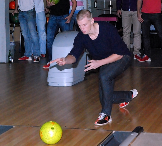 2011_1112_37.JPG - Herrarnas Bowling