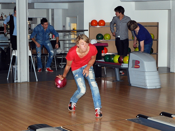 2011_1112_41.JPG - Herrarnas Bowling
