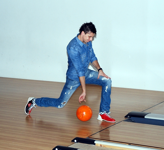 2011_1112_54.JPG - Herrarnas Bowling