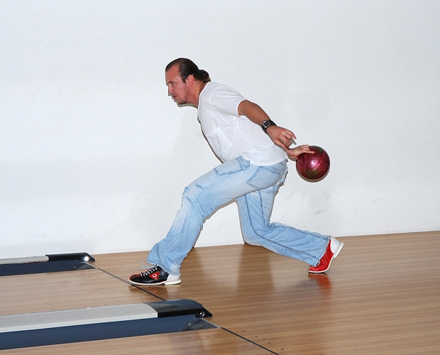 2011_1112_57.JPG - Herrarnas Bowling