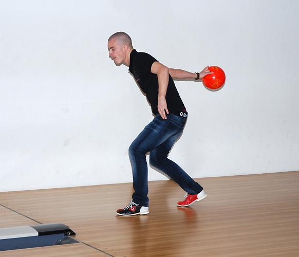 2011_1112_58.JPG - Herrarnas Bowling