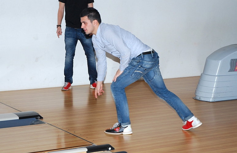 2011_1112_59.JPG - Herrarnas Bowling