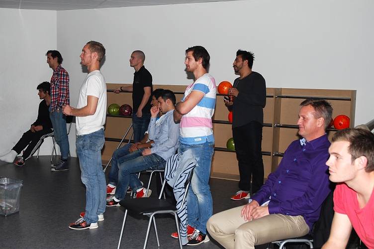 2011_1112_64.JPG - Herrarnas Bowling