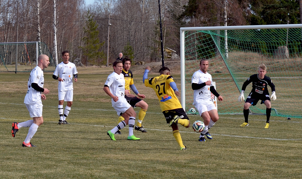 2014_0405_04.JPG - "Pato" från Kamerun, (provspelar), skjuter mot mål . . . .