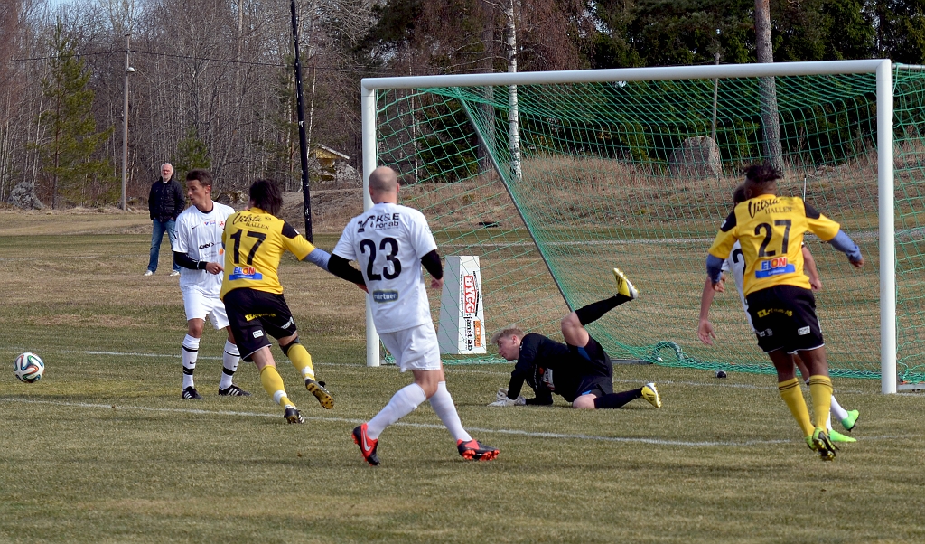 2014_0405_05.JPG - . . . . målvakten räddar men lämnar en retur . . . .