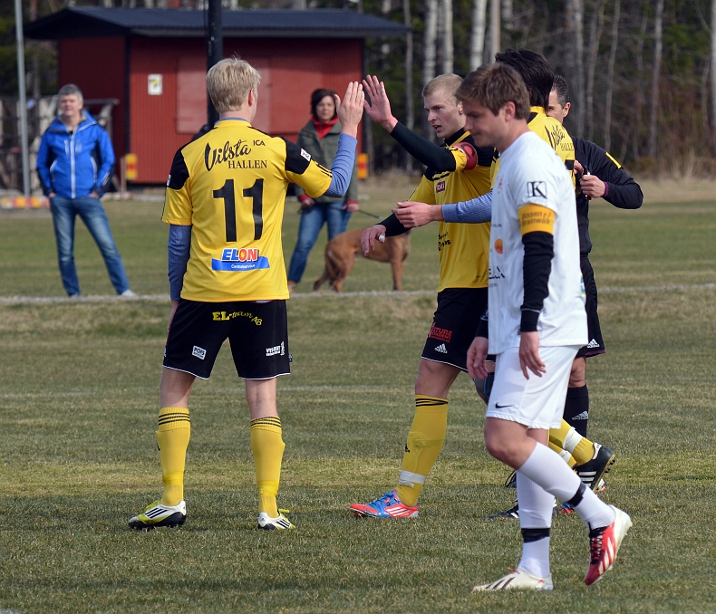 2014_0405_07.JPG - Nöjd målskytt efter målet