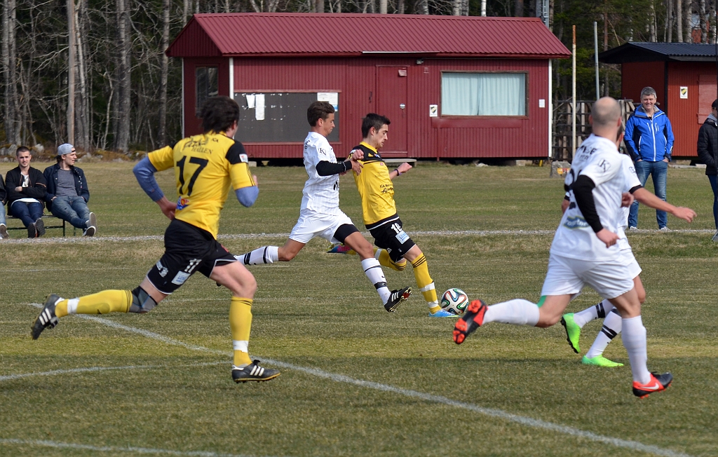 2014_0405_08.JPG - Nemanja Plamenic går på avslut inne i  straffområdet