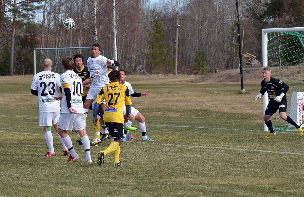 2014_0405_09.JPG - Köpings mittback går upp och nickar undan bollen