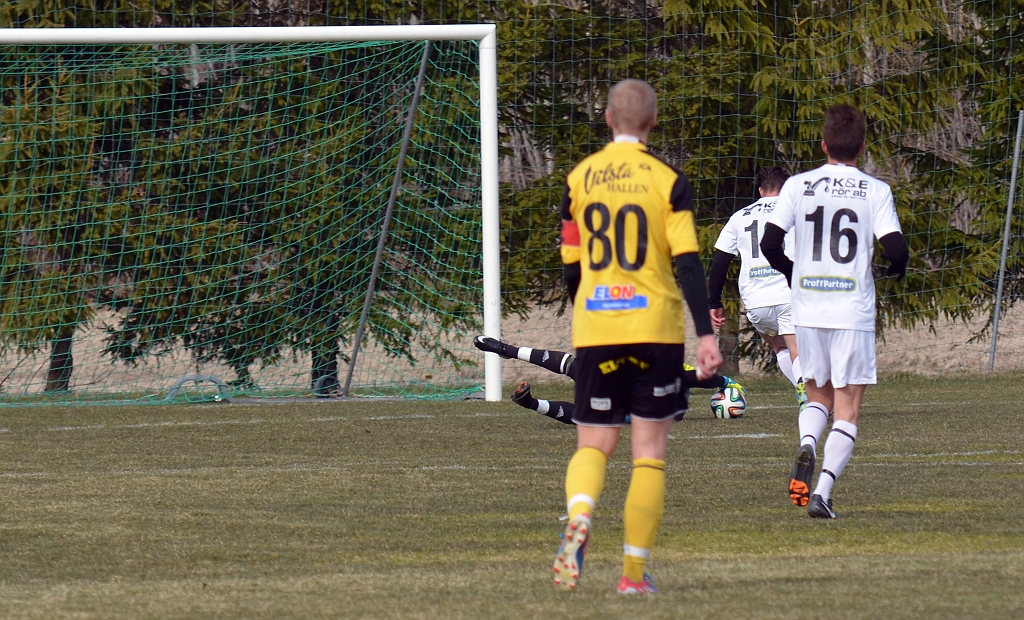 2014_0405_10.JPG - "Mankan" gör en fin räddning på ett friläge för Köping