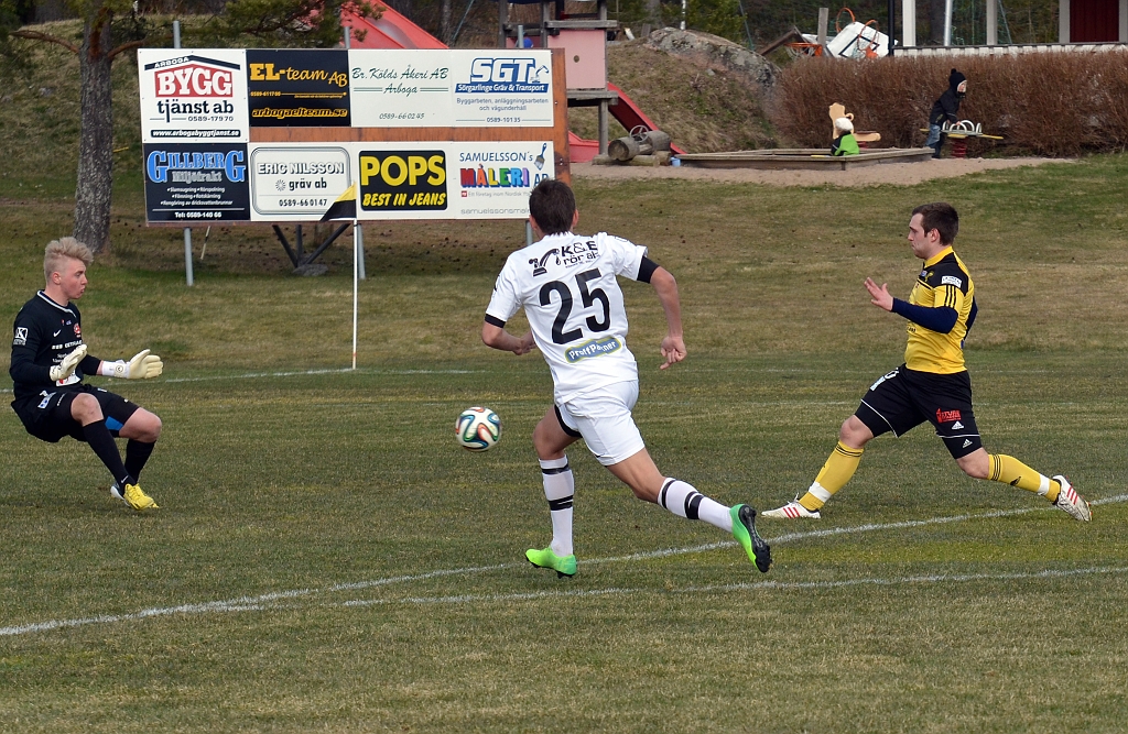 2014_0405_12.JPG - Dennis Jansson kom igenom på en fin passning och reducerar Köpings ledning till 5-2