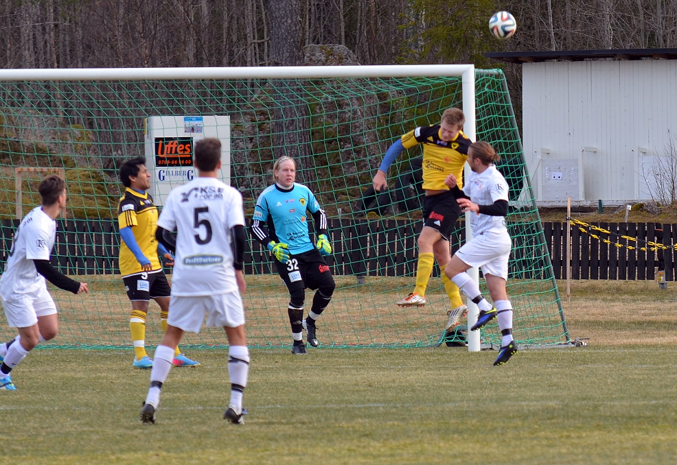 2014_0405_14.JPG - Filip Haglind nickar undan bollen