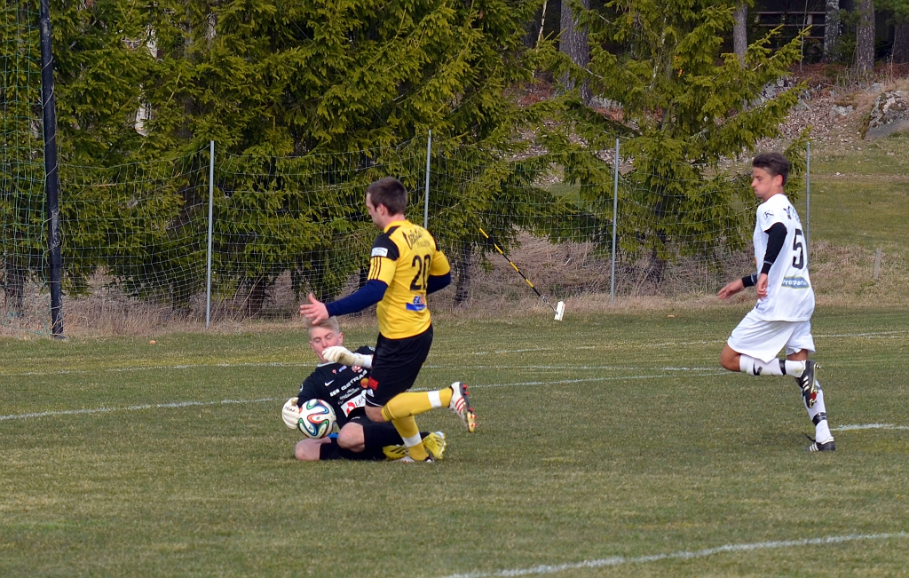 2014_0405_15.JPG - Dennis Jansson i nytt friläge men blir avvinkad för offside