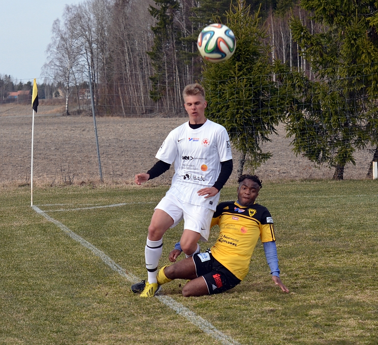 2014_0405_16.JPG - Köping får frispark och "Pato" ett gult kort för en sen glidtackling