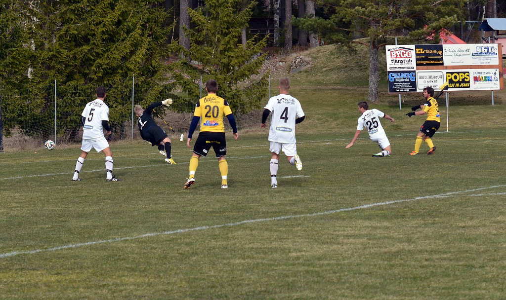 2014_0405_17.JPG - Zico längst ut till höger trycker in reducering till 7-3