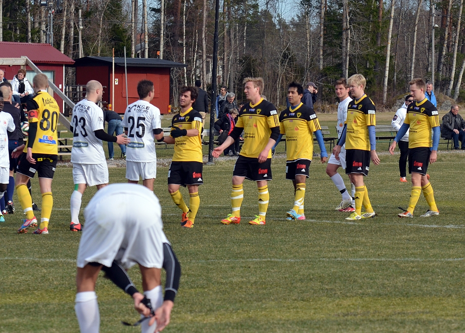 2014_0405_21.JPG - Spelarna tackar varandra efter matchen