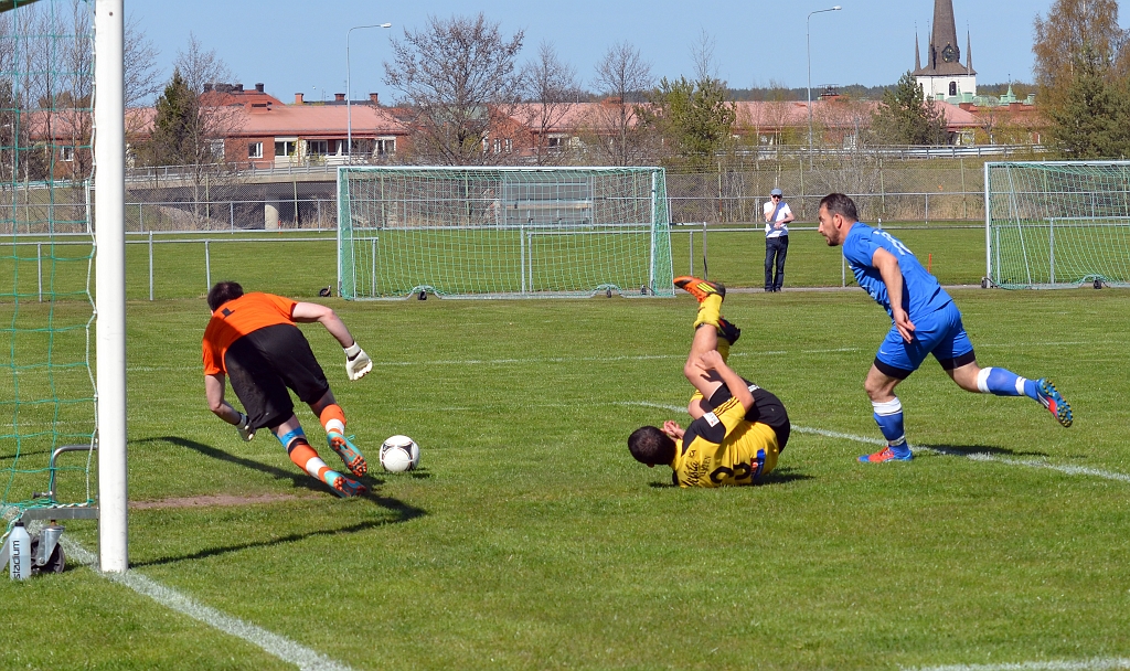 2014_0426_03.JPG - . . . . Zico knuffas omkull i straffområdet. . . .