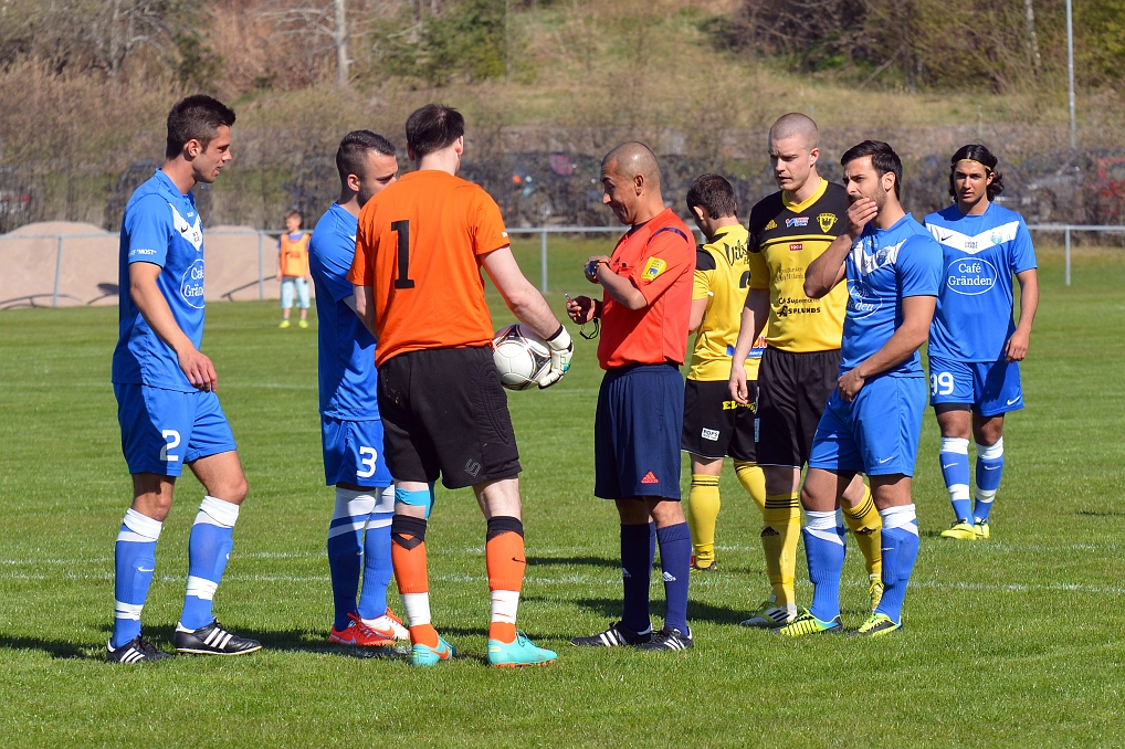 2014_0426_05.JPG - . . . . det ansluter lite fler BSK spelare.