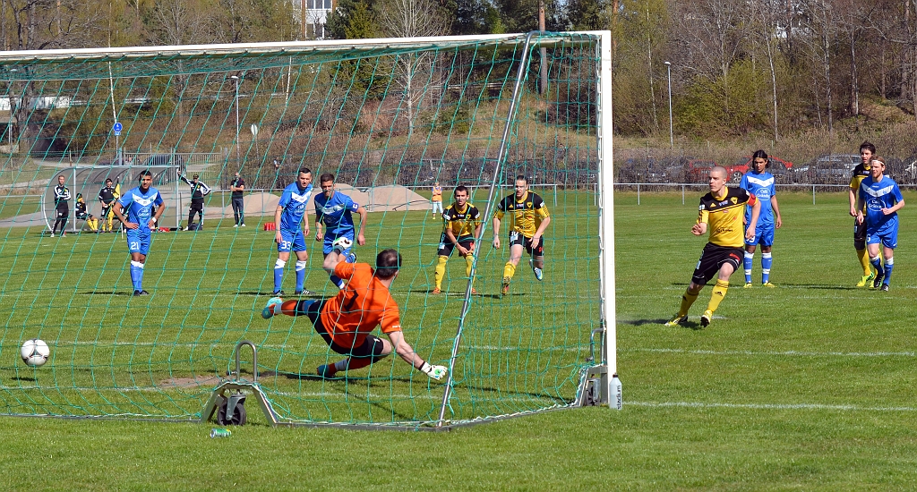2014_0426_07.JPG - Målvakten går åt fel håll, Södra har kvitterat till 1-1