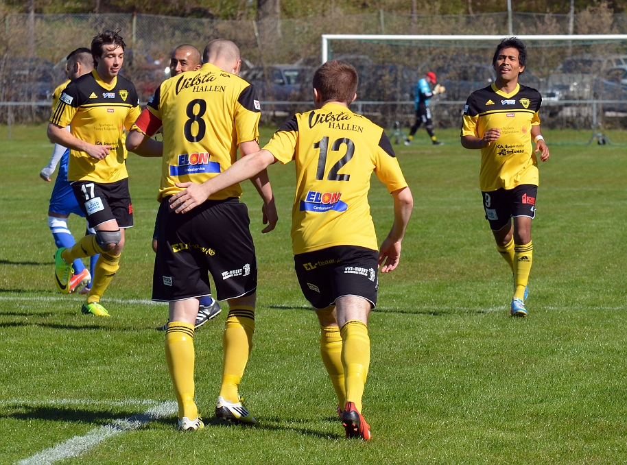 2014_0426_08.JPG - Nöjda Södraspelare efter straffmålet