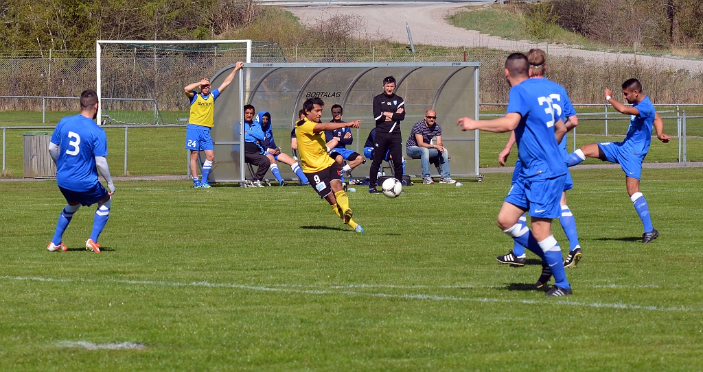 2014_0426_10.JPG - Jonas Hammarlund slår en frispark mot målet. . . .