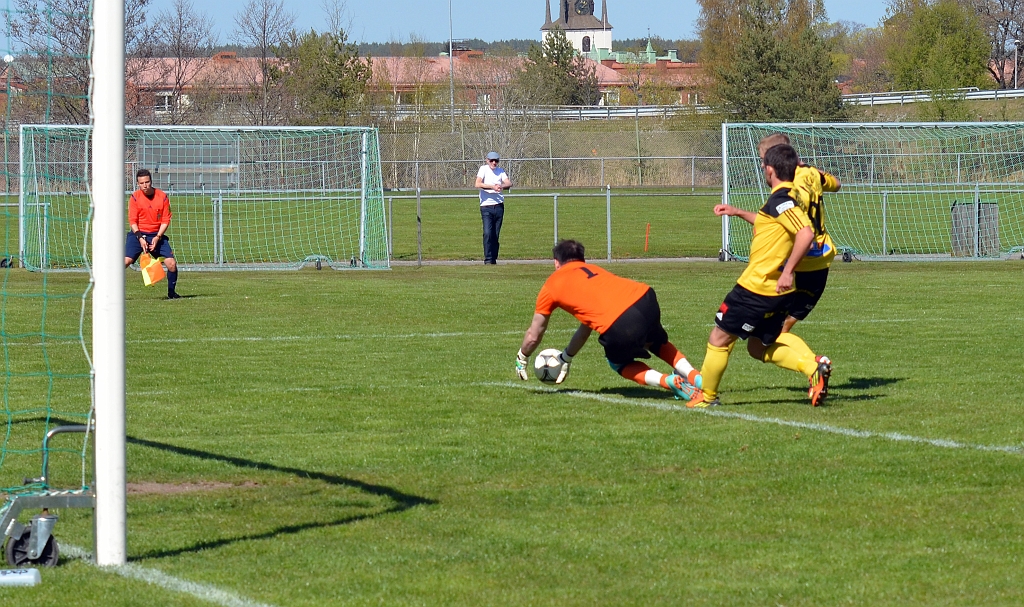 2014_0426_11.JPG - . . . . efter vissa bekymmer kan målvakten reda ut situationen.