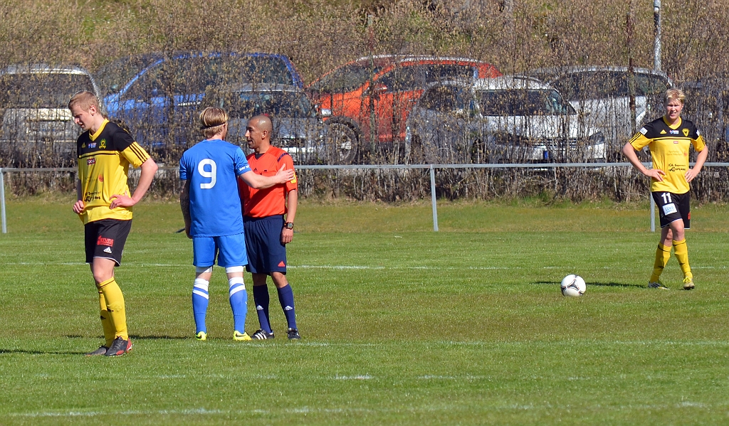 2014_0426_12.JPG - Domaren tar ett snack med BSK-forwarden som dragit på sig 5 frisparkar på mindre än 10 min