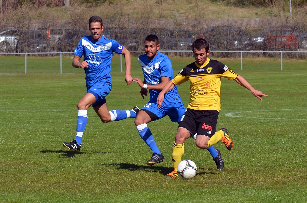 2014_0426_13.JPG - Zico får läge att skjuta utanför straffområdet. . . .