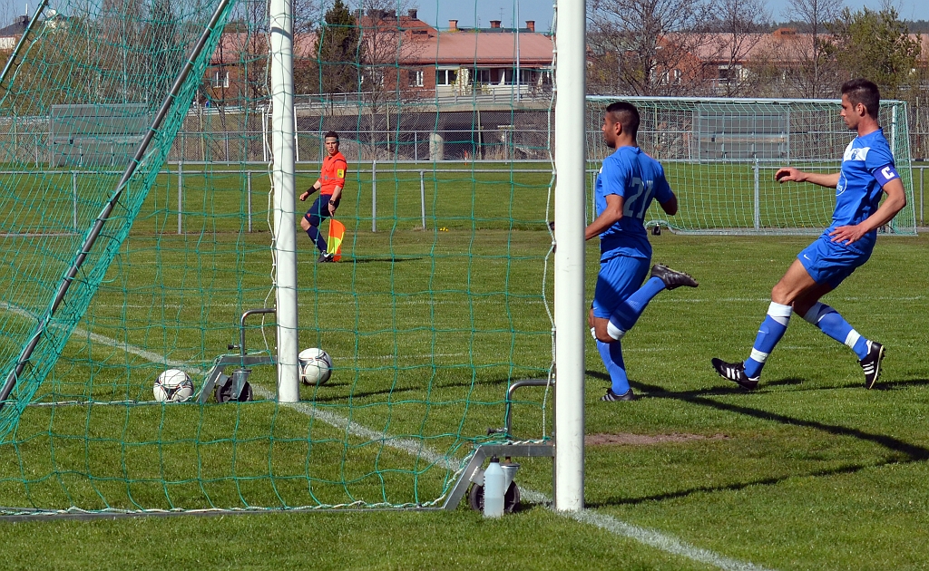 2014_0426_14.JPG - . . . . men bollen rullar precis utanför stolpen.
