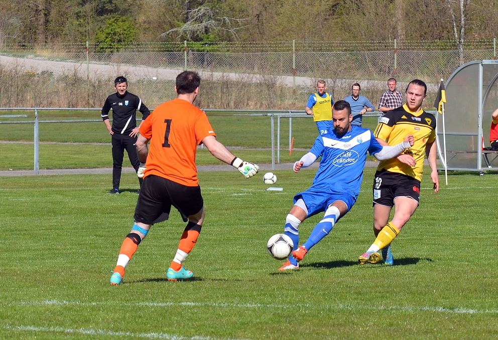 2014_0426_15.JPG - BSK-målvakten är långt utanför straffområdet och avvärjer