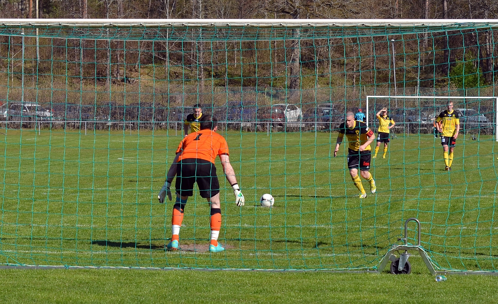 2014_0426_17.JPG - Gustav Gustavsson lägger även denna straff. . . .