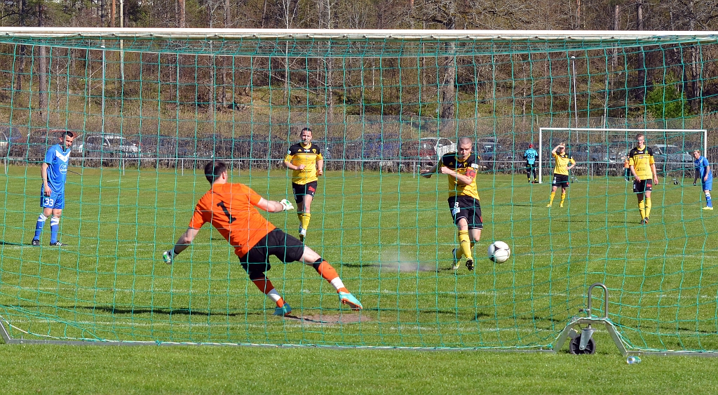 2014_0426_18.JPG - . . . . målvakten går även denna gång åt fel håll, Södra leder med 2-1