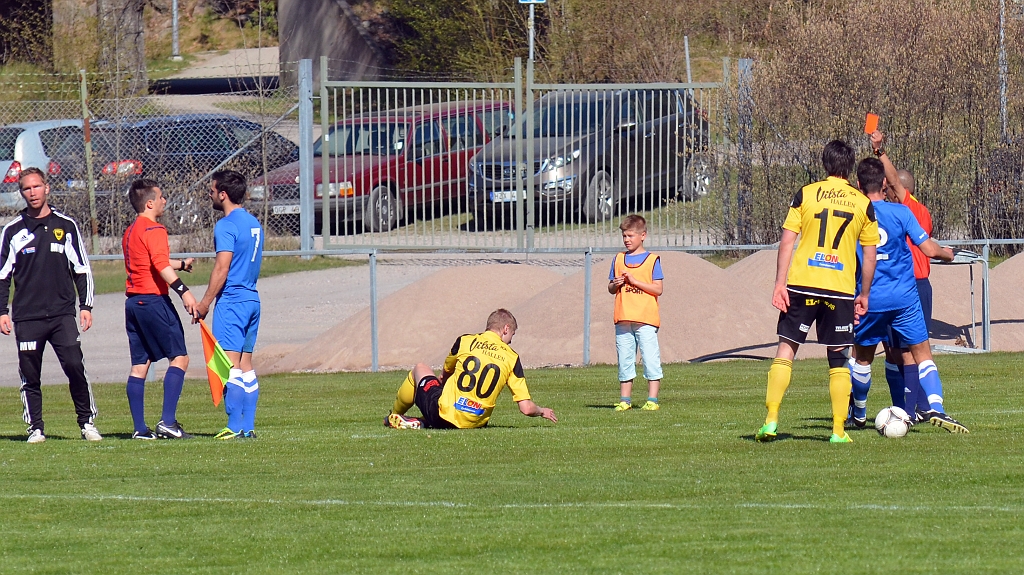 2014_0426_19.JPG - Domaren visar det röda kortet för en BSK-spelare som kommer med dobbarna först mot Filip Stjernfeldt