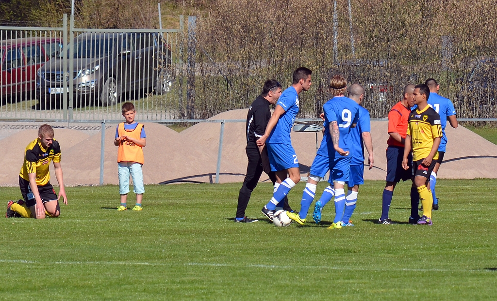 2014_0426_20.JPG - Det kommer fler BSK-are och vädrar sina åsikter till domaren