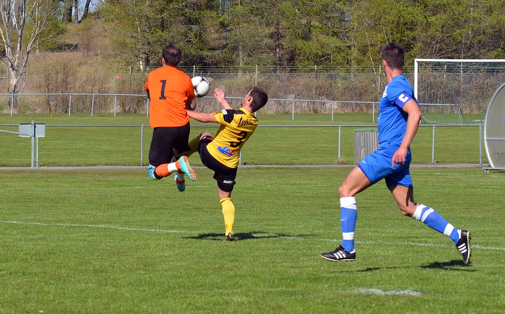 2014_0426_23.JPG - BSK målvakten är ännu en gång långt ute och avvärjer