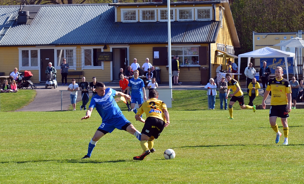 2014_0426_24.JPG - Zico försöker att dribbla sig förbi BSK backen