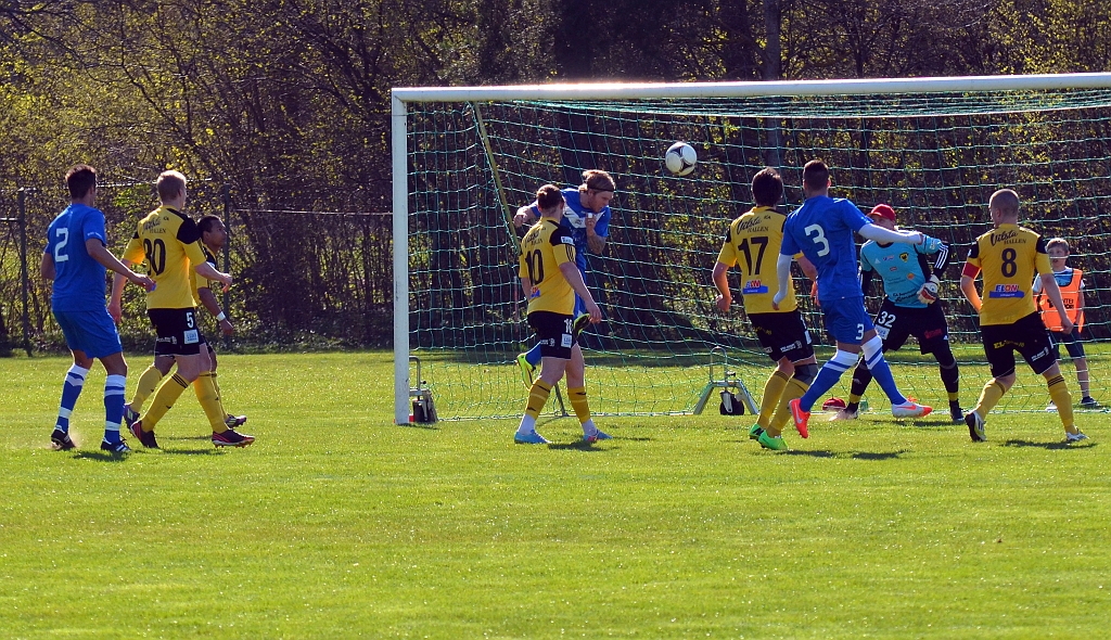2014_0426_25.JPG - En farlig BSK chans, en nick efter hörna och bollen går rakt på "Mankan"