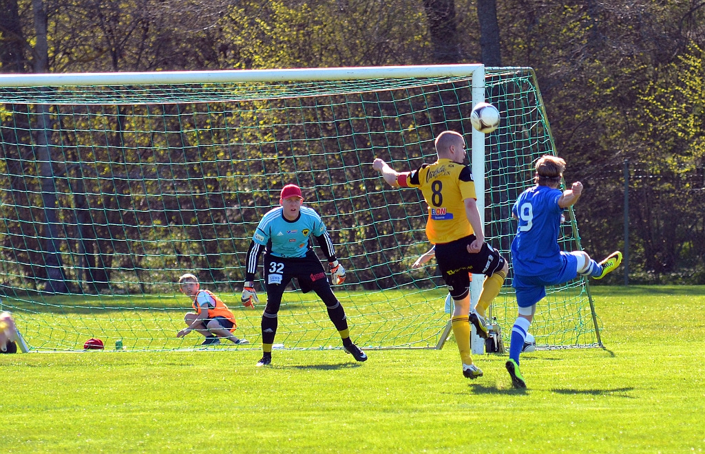 2014_0426_26.JPG - Här kommer kvitteringen på en kontring och BSK forwarden lägger bollen över "Mankan" och in i mål. BSK har kvitterat till 2-2