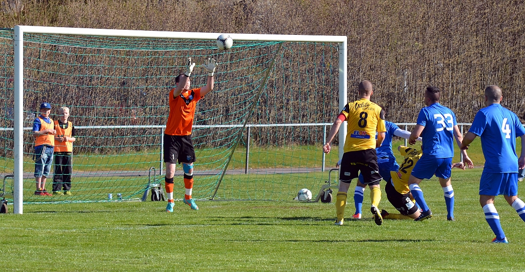 2014_0426_28.JPG - Ännu en chans för Södra, men målvakten plockar in bollen