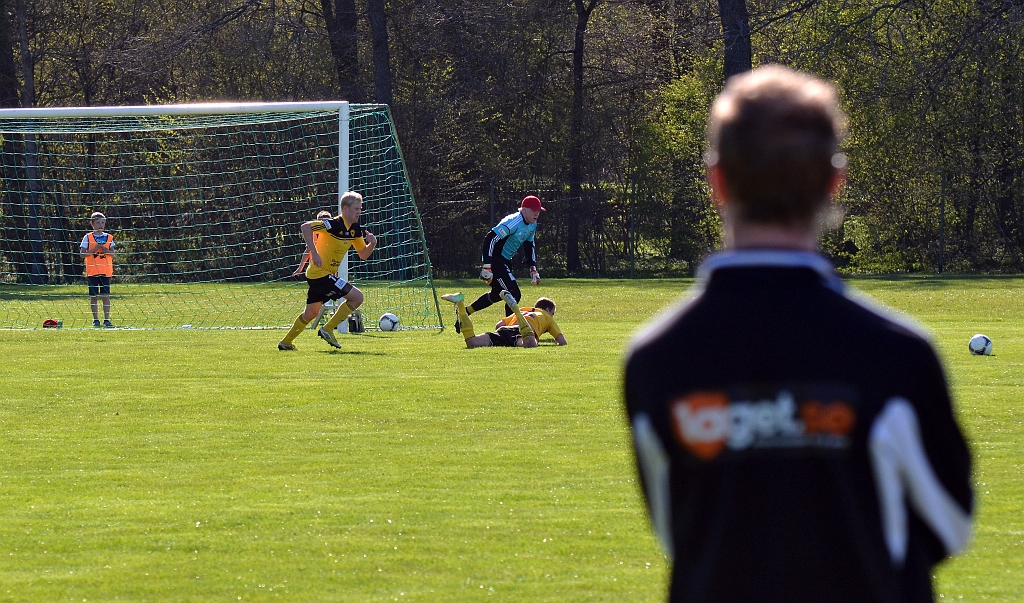 2014_0426_29.JPG - I den här situationen blåser domaren straff, det ligger en BSK spelare skymd, det blir även ett rött kort för målchansutvisning, dock på fel spelare.