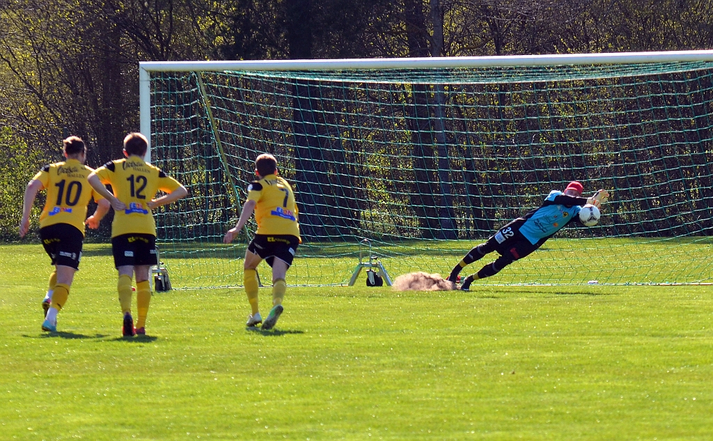 2014_0426_30.JPG - "Mankan" gör en kanon räddning och håller Södra kvar i matchen