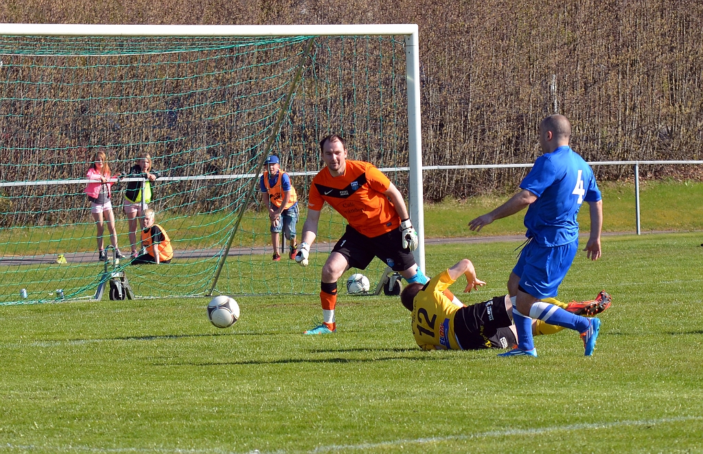 2014_0426_31.JPG - I anfallet efter rivs Brandon Wade ner och Södra får straff