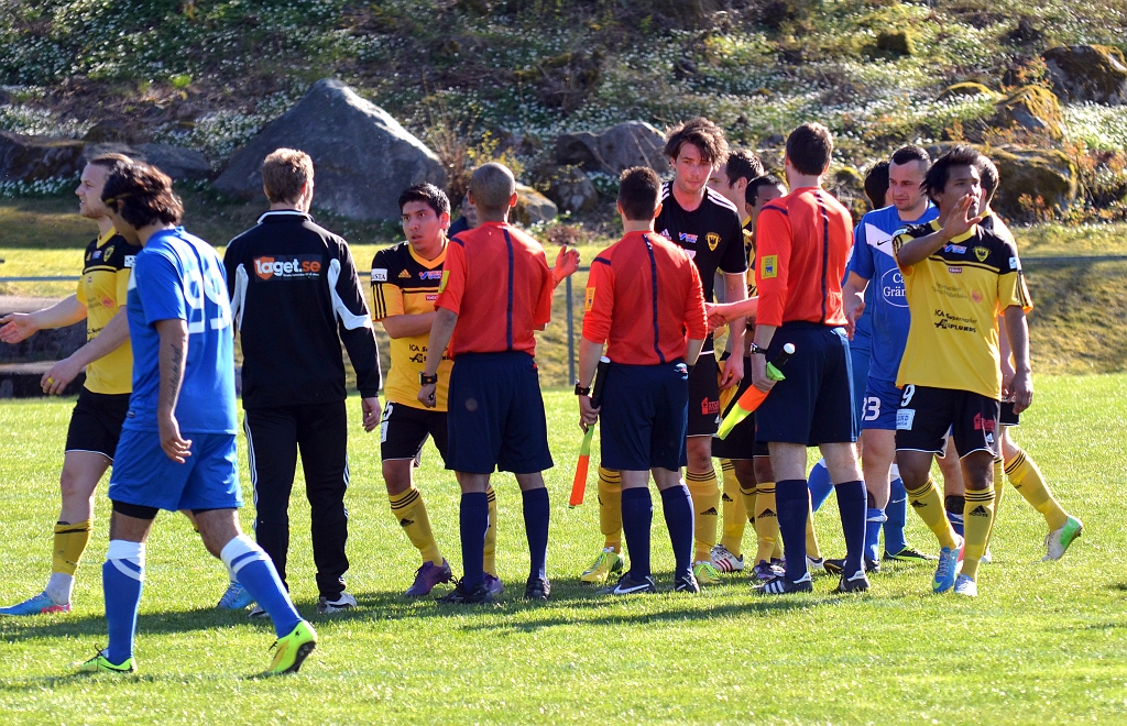 2014_0426_36.JPG - Spelarna tackar domarna efter matchen