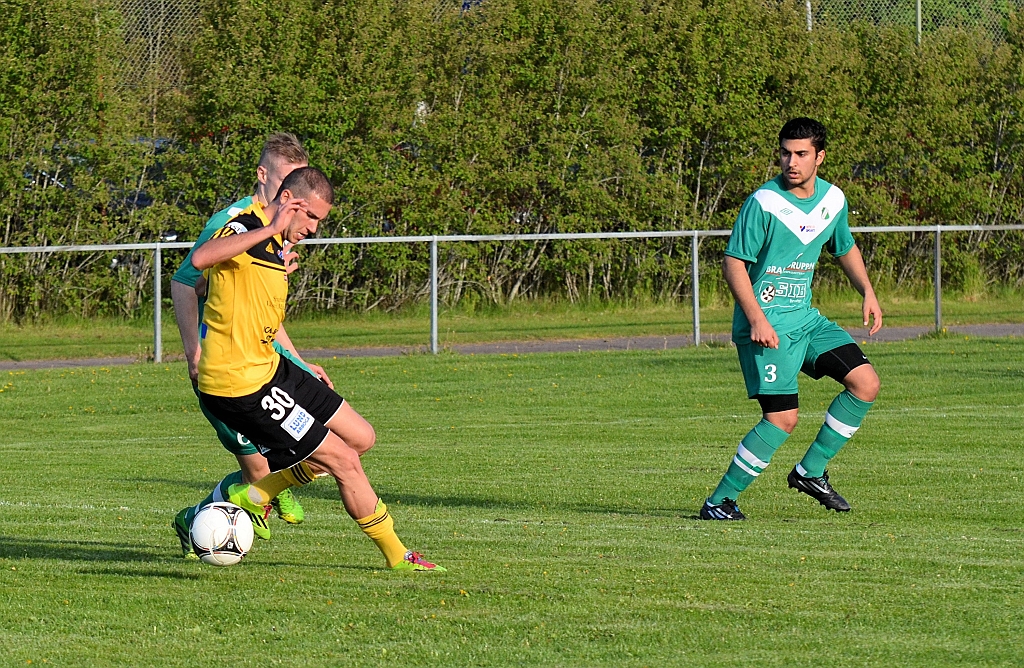 2014_0521_05.JPG - Amiron försöker att dribbla sig förbi Irstabacken